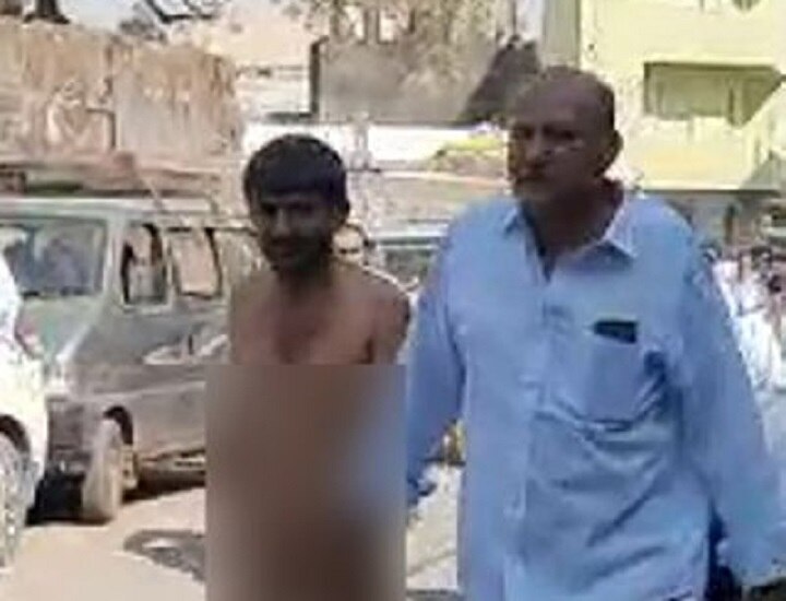A man without wearing cloths seen at Khambhaliya, video goes to viral  ખંભાળિયામાં બે શખ્સોએ કેમ યુવકને નગ્ન અવસ્થામાં જ શહેરમાં ફેરવ્યો? વીડિયો વાયરલ