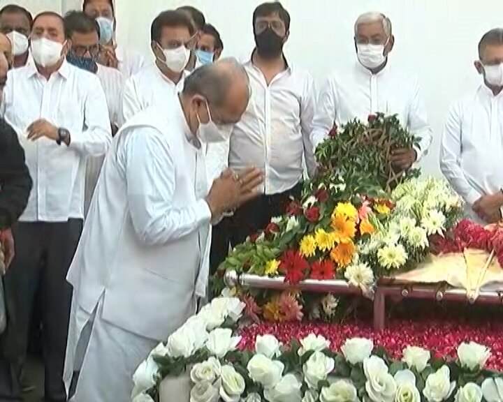 અભય ભારદ્વાજને શ્રદ્ધાંજલિ આપી રહેલા શિક્ષણમંત્રી ભૂપેન્દ્રસિંહ ચૂડાસમા