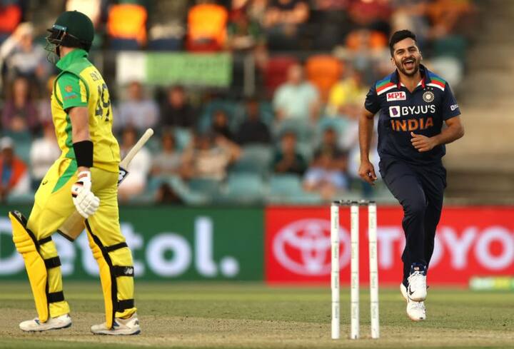 સ્ટિવ સ્મિથની મળી વહેલી વિકેટઃ ટીમ ઈન્ડિયાને પ્રથમ બે વન ડેમાં ધરખમ ફોર્મ ધરાવતાં અને સતત બે મેચમાં સદી ફટકારી ચુકેલા સ્ટિવ સ્મિથની વહેલી વિકેટ મળી હતી. સ્મિથ માત્ર 7 રન બનાવી શાર્દુલ ઠાકુરની ઓવરમાં આઉટ થયો હતો. જે બાદ કેપ્ટન ફિંચે ધીરજપૂર્વક બેટિંગ કરવાની ફરજ પડી હતી અને સામે છેડેથી બેટ્સમેનો છૂટથી રન નહોતા લઈ શકતાં.