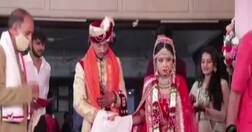 કોરોના કાળમાં બારડોલીમાં અનોખા લગ્ન, મહેમાનોને નાસ લેવાનું મશીન, પાણીની બોટલ અને સેનેટાઈઝર ભેટમાં આપ્યા