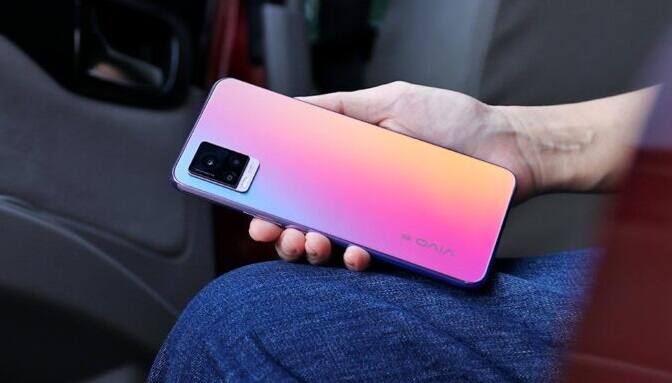 કેમેરા ફિચર્સની વાત કરીએ તો Vivo V20 Pro 5Gમાં ત્રિપલ રિયર કેમેરા છે, જે 64 મેગાપિક્સલ, 8 મેગાપિક્સલ તથા 2 મેગાપિક્સલ વાળા છે. આમાં 44 મેગાપિક્સલ, 8 મેગાપિક્સલના ડ્યૂલ ફ્રન્ટ કેમેરા સેટઅપ આપવામાં આવ્યા છે. (પ્રતિકાત્મક તસવીર)