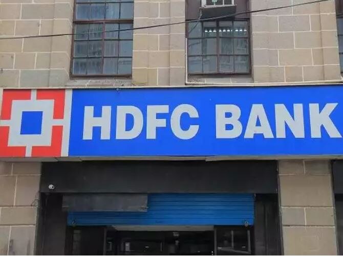 rbi orders hdfc bank to stop all digital launching credit cards HDFCના ગ્રાહકો માટે મોટા સમાચાર, RBIએ બેંકની આ સેવા પર લગાવ્યો પ્રતિબંધ