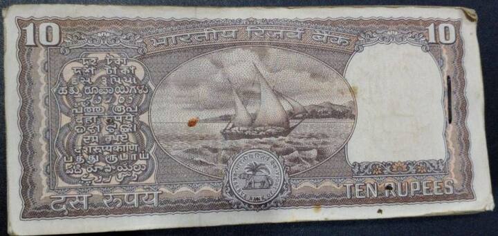 કેવી હોવી જોઈએ 10 રૂપિયાની નોટઃ કમાણી કરાવનારી 10 રૂપિયાની નોટ પર અશોક સ્તંભ જરૂર હોવો જોઈએ. વર્ષો પહેલા આ નોટ ચલણમાં હતી. 1943માં અંગ્રેજોના સમયમાં આ નોટ બહાર પાડવામાં આવી હતી. આ દસ રૂપિયાની નોટ પર ભારતીય સી ડી દેશમુખની સહી છે. નોટની એક બાજુ અશોક સ્તંભ અને બીજી બાજુ એક હોડી છે. આ ઉપાંત તેની પાછળની બાજુએ બંને સાઇડ અંગ્રેજી ભાષામાં 10 Rupees લખેલું છે.