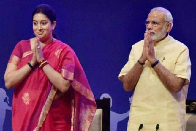 નવી દિલ્હીઃ કેન્દ્રની મોદી સરકારમાં સ્મૃતિ ઇરાની આજે મંત્રીપદ પર છે. ટીવી સ્ટારથી રાજનેતા બનેલી સ્મૃતિ ઇરાનીના દેશમાં ખુબ પ્રસંશકો છે. સોશ્યલ મીડિયા પર પોતાના પ્રસંશકોને અવાર નવાર વીડિયો અને તસવીર શેર કરીને સ્મૃતિ ઇરાની હંમેશા ચોંકાવતી રહે છે. હવે તેને એક એવી તસવીર શેર કરી છે જે હાલ ખુબ વાયરલ થઇ રહી છે. (ફાઇલ તસવીર)