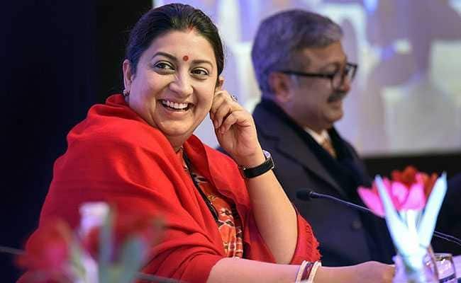 44 વર્ષીય સ્મૃતિ ઇરાની હાલ મોદી સરકારમાં કેન્દ્રીય કેબિનેટમાં કાપડ અને મહિલા અને બાળ વિકાસ મંત્રી તરીકે પદભાર સંભાળી રહ્યાં છે. રાજકીય કેરિયર શરૂઆત પહેલા સ્મૃતિ ટીવી એક્ટ્રેસ હતી.(ફાઇલ તસવીર)