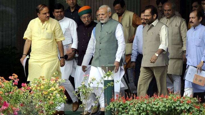 નોંધનીય છે કે સ્મૃતિએ બીજેપીની ટિકીટ પર 2014ની લોકસભા ચૂંટણી અમેઠીથી લડી હતી, પરંતુ રાહુલ ગાંધીની સામે હારનો સામનો કરવો પડ્યો હતો, બાદમાં 2019માં રાહુલ ગાંધીને જોરદાર ટક્કર આપીને અમેઠીને જીતી લીધુ હતુ. (ફાઇલ તસવીર)