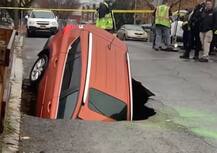 બોલો, ન્યુ યોર્કના રૉડ પર પડ્યો એવો મોટો ભુવો કે આખી લક્ઝુરીયસ કાર અંદર જતી રહી, જુઓ તસવીરો