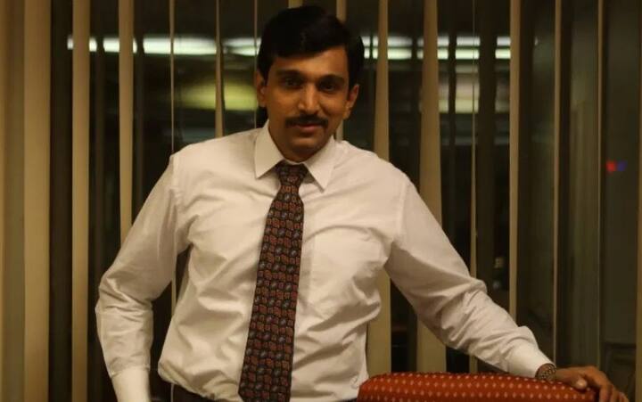 પ્રતિક ગાંધીએ આગળ લખ્યું- 86 કિલોગ્રામથી 76 કિલોગ્રામ ય 38 ઇંચથી 33 ઇંચ. 58 દિવસોમાં કામ કર્યુ. ઘરમાં વર્કઆઉટ અને યોગ્ય ડાયેટ. સાથે લખ્યું- થેન્ક્યૂ, પાર્થ અધ્યારુ એક ગાઇડ, ફિલૉસૉફર અને મિત્ર હોવાના નાતે આ ફિટનેસ જર્નીમાં સાથ આપવા માટે. આ તમારા વિના બિલકુલ સંભવ ન હતુ.(પ્રતિકાત્મક તસવીર)