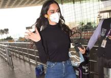 પોતાના ટી-શર્ટમાંથી પ્રાઈસ ટેગ હટાવવાનું ભુલી ગઈ આ એક્ટ્રેસ, જુઓ એરપોર્ટ પરની તસવીરો