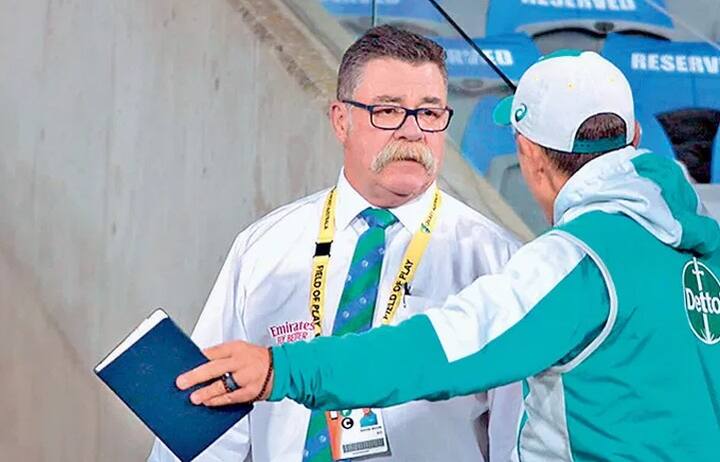 કેપ્ટન અને કૉચ બન્નેએ ઇનિંગ્સ પહેલાં જ બાઉન્ડ્રી લાઇન પાસે ઊભા રહીને મેચ રેફરી બુન પાસે આ બાબતનો ખુલાસો માગીને નારાજી સાથે દલીલબાજી કરી હતી. ઉલ્લેખનીયે છે કે મેચ રેફરી ડેવિડ બૂન પણ ઓસ્ટ્રેલિયાનો પૂર્વ ક્રિકેટર છે. (ફાઇલ તસવીર)