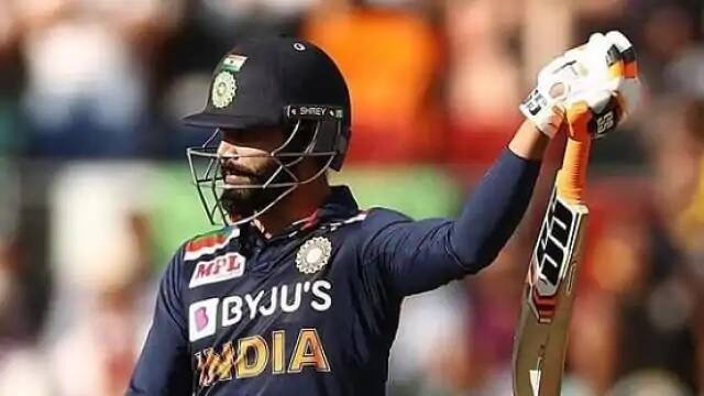 ઉલ્લેખનીય છે કે માથાનાના ભાગમાં જાડેજાને ઇજા થવાના કારણે હવે તે આગળની બે ટી20 મેચો નહીં રમી શકે. ફિજીયો અનુસાર જાડેજા ફિટ છે, પરંતુ મેદાનમાં ઉતરવા માટે સમય લાગશે.(ફાઇલ તસવીર)