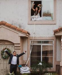 લગ્નના ત્રણ દિવસ પહેલાં જ દુલ્હનને લાગ્યો કોરોનાનો ચેપ, તો ક્વૉરન્ટાઇમાં ઘરીની બારીમાં ઉભા રહીને જ પુરા કર્યા લગ્ન, અનોખા લગ્નની તસવીરો વાયરલ