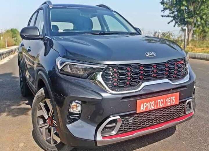 કારની અંદર રહેવા પર સૉનેટ મૂળ રીતે સેલ્ટોસની જેમ લાગી રહી હતી જેની પોતાની કેટલીક વિશેષતાઓ હતી. ગુણવત્તાના સ્તર પર પ્રભાવશાળી છે અને આ મહત્વપૂર્ણ છે કારણ કે સોનેટ અંદરથી એક કૉમ્પૈક્ટ એસયૂવી જેવી અનુભૂતિ નથી થતી અને તેનો મતલબ છે કે ખૂબ જ ઓછા કોર્નસને અંદરથી કાપવામાં આવ્યા છે. 