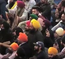 બૉલીવુડનો કયો હીરો આંદોલનમાં ખેડૂતોની વચ્ચે જઇને બેસી ગયો, ને પછી સ્ટેજ પર જઇને મોદી સરકારને શું કરવા કહ્યું, જુઓ તસવીરો