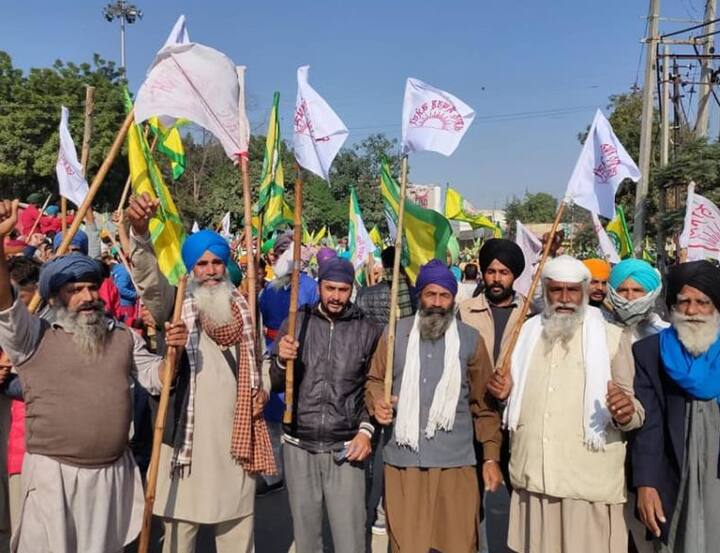 જોગિંદર સિંહ ઉમરાહ પંજાબના સૌથી મોટા ખેડૂત સંગઠન ભારતીય કિસાન યૂનિયન ઉગરાહાના પ્રમુખ છે. 75 વર્ષીય જોગિંદર સિંહનો જન્મ 1945માં ખેડૂત પરિવારમાં થયો હતો. તેમને ચાર ભાઈ અને ચાર બહેન હતા. 1975માં તેઓ ભારતીય સેનામાં ભરતી થયા, પરંતુ પારિવારિક કારણોસર ખેતી છોડી દીધી અને ગામડે જઈ ખેતી કરવા લાગ્યા. સેનામાં રહી ચુકેલા જોગિંદર સિંહ પાસે 5 એકર જમીન છે અને તેઓ સંગરુર જિલ્લાના ઉગરાહા ગામના વતની છે.