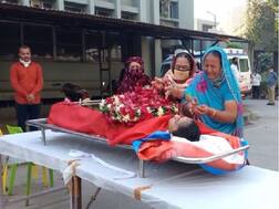 સુરત મહિલા PSI આપઘાત કેસ: અંતિમયાત્રામાં પરિવારજનોનું હૈયાફાટ રૂદન, અપાયું ગાર્ડ ઓફ ઓનર