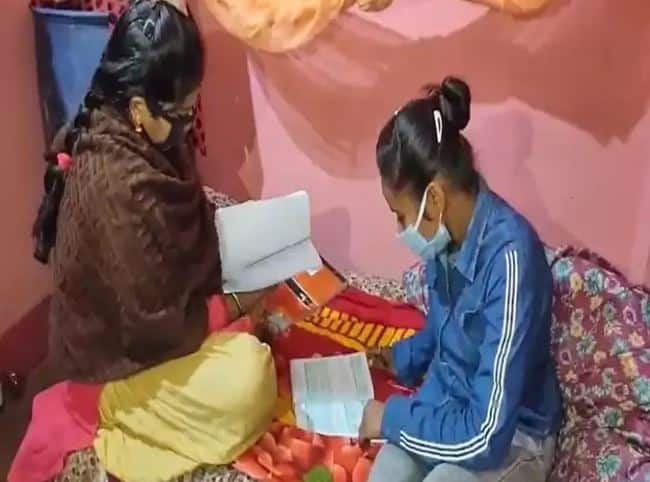 જ્યારે બંનેના પરિવારજનોને આ અંગે ખબર પડી તો સમજાવવાનો પ્રયાસ કર્યો. પરિવારજનોના દબાણના કારણે હાલ બંને બહેનો પરિવારથી અલગ રહે છે.