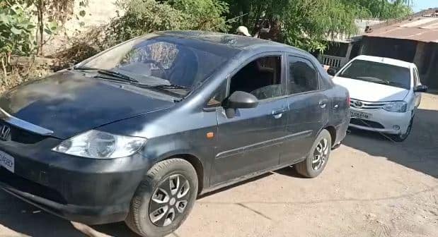 Large quantities of alcohol seized from 10 cars and two Tempo in Surat સુરત: થર્ટી ફર્સ્ટ અગાઉ માંડવીના પૂણા ગામમાંથી 10 કાર અને બે ટેમ્પામાંથી મોટી માત્રામાં દારૂ ઝડપાયો