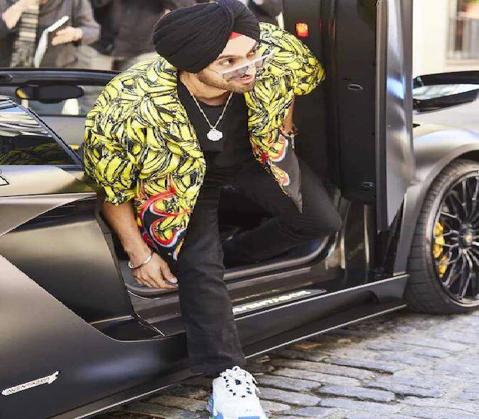 Porsche Cayenne :મીડિયા રિપોર્ટ અનુસાર, દિલજીતની પસંદની કારમાં પોર્શ (Porsche) ની Cayenne નંબર 1 પર છે. રિપોર્ટ અનુસાર આ કારની કિંમત આશરે  2 કરોડ રુપિયાની આસપાસ છે. આ કાર 3.6 લીટરના એન્જિન પર બેસ્ડ છે અને  300બીએચપી સાથે  400 ન્યૂટન મીટરનો જબરદસ્ત ટોર્ક જનરેટ કરે છે.