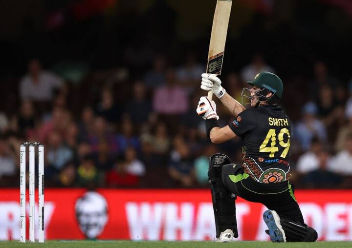 ઓસ્ટ્રેલિયાએ પ્રથમ બેટિંગ કરતાં 20 ઓવરમાં 5 વિકેટના નુકસાન પર 194 રન બનાવ્યા હતા. ફિંચની ગેરહાજરીમાં કેપ્ટનશિપ કરી રહેલા મેથ્યુ વેડે 32 બોલમાં 58 રન, સ્ટીવ સ્મિથે 38 બોલમાં 46 રન, મેક્સવેલે 13 બોલમાં 22 રન, હેનરિક્સે 18 બોલમાં 26 રન બનાવ્યા હતા. સ્ટોયનિસ 7 બોલમાં 16 રન અને ડેનિયસ સેમ્સ 3 બોલમાં 8 રન બનાવી નોટ આઉટ રહ્યા હતા. ભારત તરફથી ટી નટરાજને 20 રનમાં 1, શાર્દુલ ઠાકુરે 39 રનમાં 1 અને ચહલે 51 રનમાં 1 વિકેટ લીધી હતી. (તસવીર સૌજન્યઃ ક્રિકેટ ડોટ કોમ ડોટ એયુ ટ્વિટર)