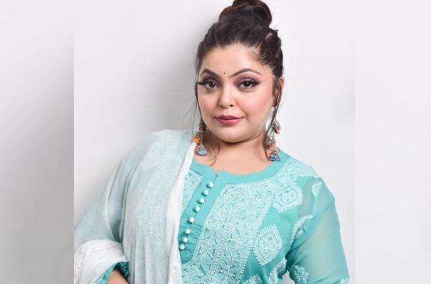 રિપોર્ટ છે કે કોરોનાની સાથે સાથે નિમોનિયા પણ થયો હતો, અને બાદમાં હાલત ગંભીર થઇ ગઇ હતી. ઓક્સિજન લેવલ પણ ઓછુ થઇ રહ્યું હતુ. જેના કારણે તેને વેન્ટિલેટર પર રાખવામાં આવી હતી. પંરતુ આજે સવારે 34 વર્ષીય એક્ટ્રેસ દિવ્યા ભટનાગરે દુનિયાને અલવિદા કહી દીધુ છે. 