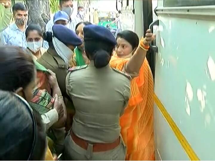 રાજકોટમાં દુકાનો બંધ કરાવવા નીકળેલી કોંગ્રેસની મહિલા કાર્યકરોની પોલીસે અટકાયત કરી હતી. આ ઉપરાંત અમદાવાદમાં કોંગ્રેસના ધારાસભ્યો ગ્યાસુદ્દીન શેખ અને ઇમરાન ખેડવાલાને નજરકેદ કરવામાં આવ્યા છે.