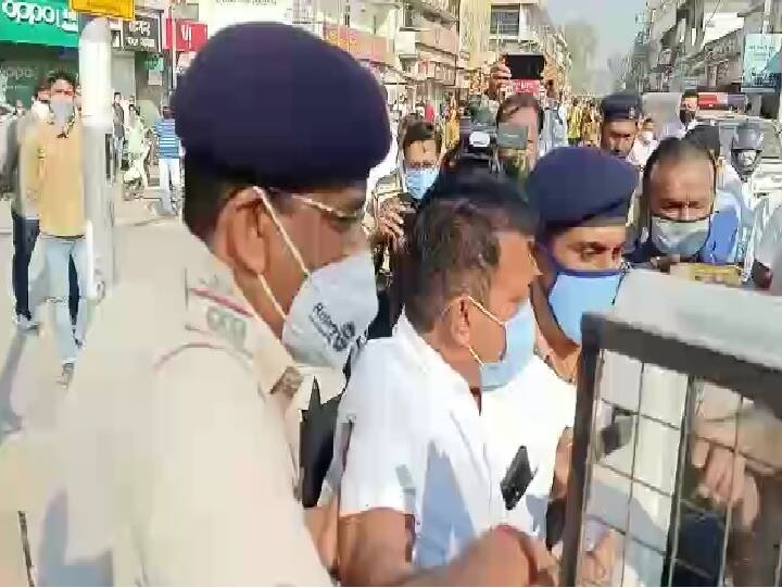 અમરેલી શહેરમા પોલીસ અને પરેશ ધાનાણી વચ્ચે પકડા પકડી થઈ હતી. તેમજ અંતે તેમની અટકાયત કરવામાં આવી હતી.