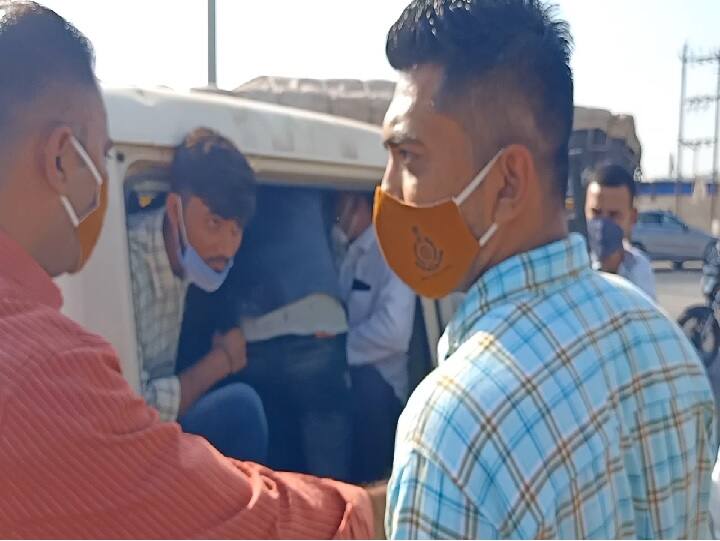 સુરેન્દ્રનગરમાં પાટડી દસાડાના ક્રોંગ્રેસના ધારાસભ્ય નૌશાદ સોલંકીની પોલીસે અટકાયત કરી છે. નૌશાદ સોલંકી આજે ખેડૂતોના સમથૅનમાં પોતાના વિસ્તારમાં હાઈવે ચક્કાજામ કરવાના હતા. નૌશાદ સોલંકીની અટકાયત કરી ઝીંઝુવાડા પોલીસ મથકે લઈ જવાયા હતા.