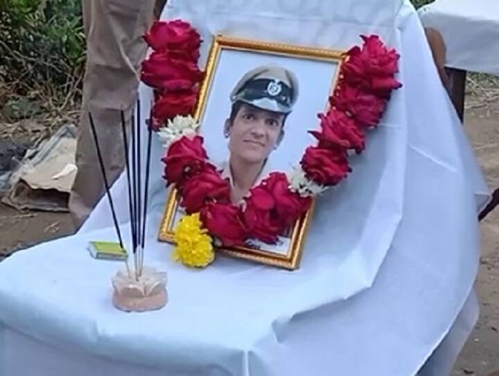 Surat leady PSI Anita Joshi suicide case : family members allegations on in-laws સુરતઃ લેડી PSI અનિતા જોશી પર સાસરિયાં કેવા અત્યાચાર કરતાં હોવાનો પિતા-ભાઈનો આક્ષેપ ? ભાવનગરથી આવેલા વીડિયો કોલ આપઘાત માટે કારણભૂત ?