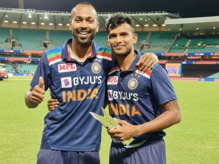 હાર્દિક પંડ્યાએ ટી20 સીરીઝમાં પોતાને મળેલા મેન ઓફ ધ સીરીઝ એવોર્ડને યુવા ફાસ્ટ બૉલર નટરાજનને આપી દીધો, હાર્દિકે કહ્યું નટરાજન આ પુરસ્કારનો હકદાર છે. (ફાઇલ તસવીર)