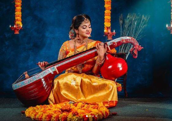 જાણીતી એક્ટ્રેસ વીજે ચિત્રાએ 28 વર્ષની વયે સુસાઇડ કરી લેતા ફિલ્મ ઈન્ડસ્ટ્રીમાં શોકની લહેર છવાઈ ગઈ છે. રિપોર્ટ્સ પ્રમાણે, ચિત્રાએ ચેન્નઈની નસરપેટની હોટલમાં ફાંસી લગાવીને સુસાઇડ કર્યુ છે. 