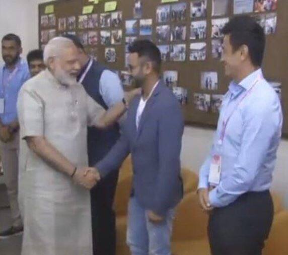 પાર્થિવે ટ્વિટર પર સંન્યાસની જાહેરાત કરી છે. તેણે લખ્યું, હું આજે મારા 18 વર્ષના લાંબા ક્રિકેટ કરિયરને અલવિદા કહી રહ્યો છું. બીસીસઆઈએ મારા પર ભરોસો મુકીને માત્ર 17 વર્ષની વયે જ ટીમ ઈન્ડિયા માટે રમવાનો મોકો આપ્યો હતો. બીસીસીઆઈએ જે રીતે મને સાથ આપ્યો તે બદલ હું આભારી રહીશ.