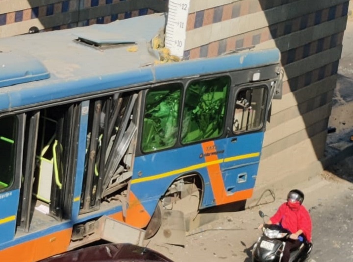 BRTS bus accident with Akhbarnagar underpass pallor, bus speed may 60 during accident   અમદાવાદઃ અખબારનગર અંડરપાસના થાંભલા સાથે  BRTS ભટકાતા વચ્ચેથી ચિરાઇ ગઈ, કેટલી સ્પીડમાં ચાલતી હતી બસ?