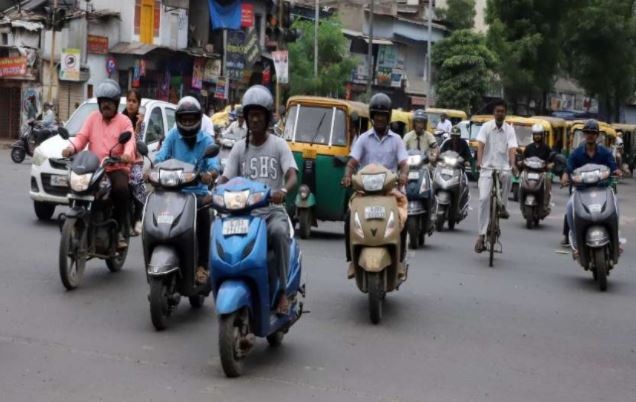 New Helmet rules in four city of Gujarat to implement son અમદાવાદ સહિત ચાર શહેરોમાં હેલ્મેટનો નવો કાયદો ક્યારથી અમલી બનશે ? કેવું હેલ્મેટ માન્ય નહીં ગણાય, જાણો વિગત