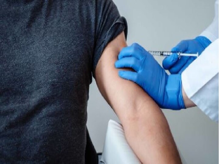 Two person dead after taking Pfizer BioNtech Vaccine in UK details here UKમાં ફાઇઝરની રસી અપાયા બાદ બે લોકોના મોત થયાં મોત, જાણો કોને રસી ન લેવાની કરાઈ અપીલ