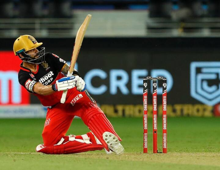 આઈપીએલથી સૌથી વધુ કમાણી મામલે આરસીબીનો કેપ્ટન વિરાટ કોહલી ત્રીજા ક્રમે છે. તે અત્યાર સુધીમાં 126 કરોડ કમાઈ ચુક્યો છે. 2008માં આપીસીબીએ તેને 12 લાખમાં અનકેપ્ડ પ્લેયર તરીકે ખરીદ્યો હતો. 2009 અને 10માં તેને આટલી જ રકમ મળી હતી. 2011માં આરસીબીએ રિટેઇન કરેલો એક માત્ર ખેલાડી હતી. 2011થી લઈ 2013 સુધી દર વર્ષે 8.2 કરોડ કમાયો હતો. 2014માં તે ટોપ બ્રેકેટમાં સામેલ થયો અને ચાર સીઝન સુધી પ્રતિ વર્ષ 12.5 કરોડ કમાયો. 2018માં તે રોટેશન પ્રાઇઝ મુજબ 17 કરોડ કમાયો. 2018થી લઈ તે 2020 સુધી 51 કરોડ કમાયો છે. (તસવીર સૌજન્યઃ બીસીસીઆઈ ટ્વિટર)