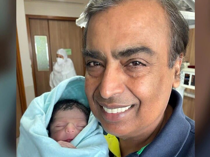 first pics of akash ambani and shloka mehta baby boy see pics with mukesh ambani પોતાના પૌત્ર સાથે દાદા મુકેશ અંબાણીની તસવીર આવી સામે, સોશિયલ મીડિયા પર થઈ વાયરલ