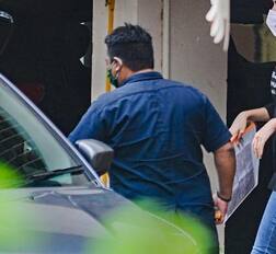 બૉલીવુડનો સ્ટાર હેર સ્ટાઈલિસ્ટ-મેક અપ આર્ટિસ્ટ પકડાયો ડ્રગ્સ સાથે, જાણો ક્યા ક્યા મોટા સ્ટાર માટે કરે છે કામ?