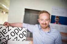 વિશ્વનો ધનિક બિઝનેસમેન પત્નિની કરીયર માટે નિવૃત્તિ લઈ બાળકોને સાચવશે, 830 કરોડનુ નુકસાન વેઠશે. પત્નિ છે જજ