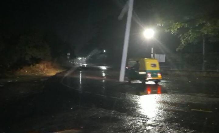 કમોસમી વરસાદથી બેવડી ઋતુનો અનુભવ થઈ રહ્યો છે. કમોસમી વરસાથી ડાંગરના પાકને નુકસાન થવાની ખેડૂતોને ભીતિ છે. 13 ડિસેમ્બર રવિવાર સુધી દક્ષિણ ગુજરાતમાં સુરત, ભરૂચ અને નવસારી-વલસાડમાં જ્યારે સૌરાષ્ટ્ર અને મધ્ય-ગુજરાતમાં  વરસાદ પડે તેવી વકી છે.