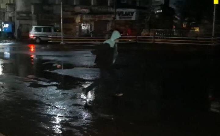 નવસારી જિલ્લામાં મોડી રાત્રે ફરીથી વરસાદ શરૂ થયો છે. જિલ્લાના તમામ તાલુકામાં વરસાદ નોંધાયો છે. ગણદેવી, ચીખલી, ખેરગામ તાલુકામાં દોઢ ઈંચ જેટલો વરસાદ પડતાં ખેડૂતોના પાકને નુકસાન થવાની ભીતી છે. ભારે પવન સાથે વરસાદ આવતાં જિલ્લામાં ઠંડીનું પ્રમાણ પણ વધ્યં છે. જિલ્લામાં રાત્રે 10 થી આજે સવારે 6 વાગ્યા સુધી નવસારીમાં ૭ mm, જલાલપોરમાં ૧૭ mm, ગણદેવીમાં ૧ ઇંચ, ચીખલીમાં ૧.૫ ઇંચ, વાંસદામાં ૧૪mm, ખેરગામમાં ૧.૫ ઇંચ વરસાદ પડ્યો હતો.