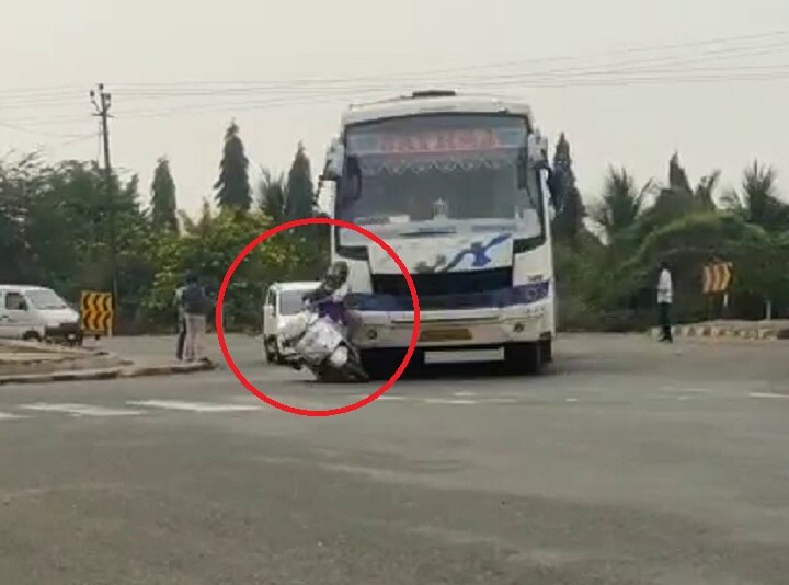 Luxury bus active accident in Rajkot  રાજકોટઃ લક્ઝરી બસે એક્ટિવા ચાલકને મારી ટક્કર ને પછી...., જુઓ LIVE દ્રશ્યો