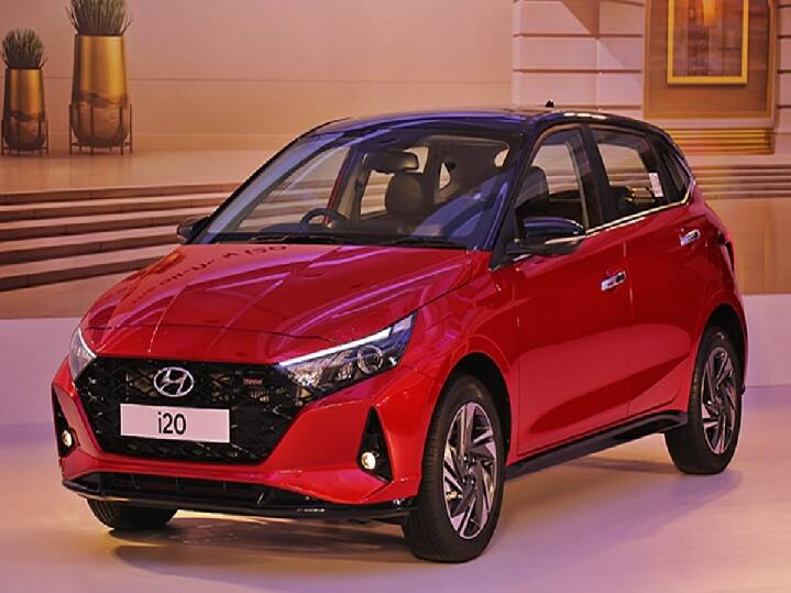 Hyundai i20: હ્યુન્ડાઈની આ કારનું એક્સટીરિયર અને ઈન્ટીરિયર એકદમ શાનદાર છે. આ કારમાં ઓક્સૂબૂસ્ટ એર પ્યોરિફાયર લગાવવામાં આવ્યું છે.  જે કારની અંદર સ્વચ્છ હવા આપે છે. iMT ગિયરબોક્સ (સેમી-મેન્યુઅલ)ની સાથે ટર્બો પેટ્રોલ એન્જિનમાં પણ ઉપલબ્ધ હોય તેવી આ સેંગમેંટની એકમાત્ર કાર છે. તેની પ્રારંભિક કિંમત 8.79 લાખ રૂપિયા છે. 20-25 કિલોમીટર પ્રતિ લીટર માઇલેજ આપતી હોવાનો કંપનીનો દાવો છે.