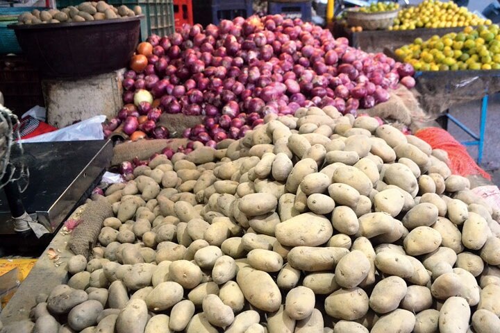 Onion and potato price hike in Ahmedabad due to Farmers protest in Hariyana and Punjab  શિયાળામાં પણ શાકભાજીના ભાવ આસમાને, જાણો કેમ થયો ડુંગળી-બટાકા સહિતના શાકભાજીના ભાવમાં વધારો?