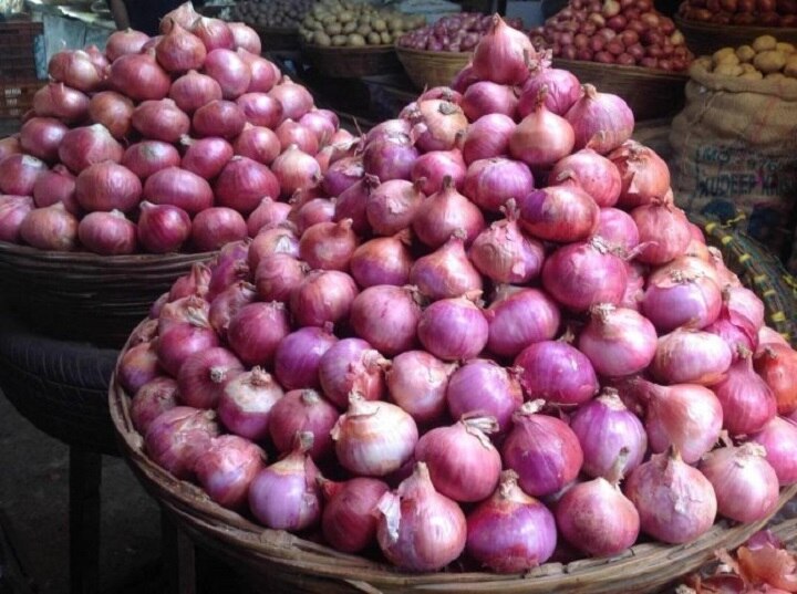 Farmers agitation effect in Gujarat, onion and potato price double ગુજરાતમાં 1 કિલો બટેકા-ડુંગળીના ભાવ ફરીથી થયા 50થી 70 , ભાવ વધારાનું કારણ જાણી ચોંકી જશો