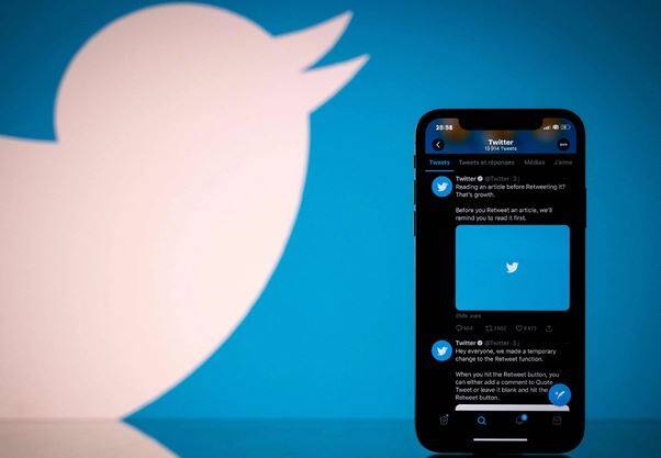 એક રિપોર્ટનું માનીએ તો ફીચર હાલ માત્ર  iOS યૂઝર્સ માટે ઉપલબ્ધ છે અને માનવામાં આવી રહ્યું છે કે કંપની ટૂંક સમયમાં એન્ડ્રોઈડ યૂઝર્સ માટે ઉપલબ્ધ થશે. માત્ર પબ્લિક ટ્વિટ પર શેર બટન દબાવતા યૂર્ઝસને સ્નૈપચેટ પર ટ્વિટ શેર કરવાનું ઓપ્શન મળશે. પ્રાઈવેટ ટ્વિટમાં આ ઓપ્શન નહી મળે. 