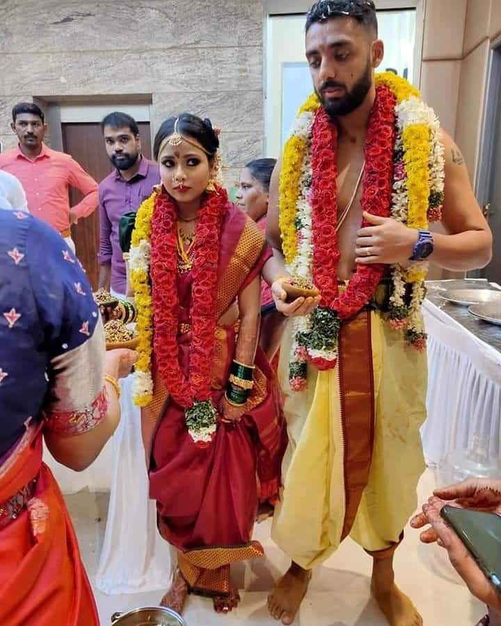  ફર્સ્ટ ક્લાસ ક્રિકેટર અરુણ કાર્તિકે સ્પિનર વરુણ ચક્રવર્તીના લગ્નની તસવીર ઈન્સ્ટાગ્રામ પર શેર કરી છે. વરુણે ચેન્નઈમાં પોતાના પરિવાર અને નજીકના લોકોની હાજરીમાં લગ્ન કર્યા હતા.