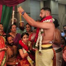 IPLમાં તરખાટ મચાવનાર આ મિસ્ટ્રી સ્પિનરે ગર્લફ્રેન્ડ સાથે કર્યા લગ્ન, તસવીરો સોશિયલ મીડિયા પર વાયરલ