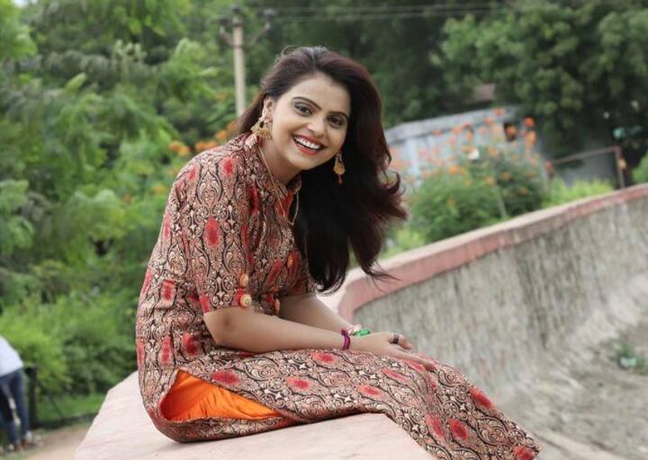 મહેસાણાઃ જાણીતી લોકગાયિકા કાજલ મહેરીયા વધુ એક વિવાદમાં ફસાઈ છે. કાજલ મહેરિયા સામે કોરોના ગાઈડલાઈનનો ભંગ કરીને સોશિયલ ડિસ્ટન્સિંગના ધડાગરા ઉડાડવા બદલ પોલિસ ફરીયાદ નોંધાઈ છે. વાલમ ગામે લગ્નમાં વરાઘોડો કાઢવામાં આવ્યો તેમાં કાજલ મહેરીયા હાજર રહી હતી.