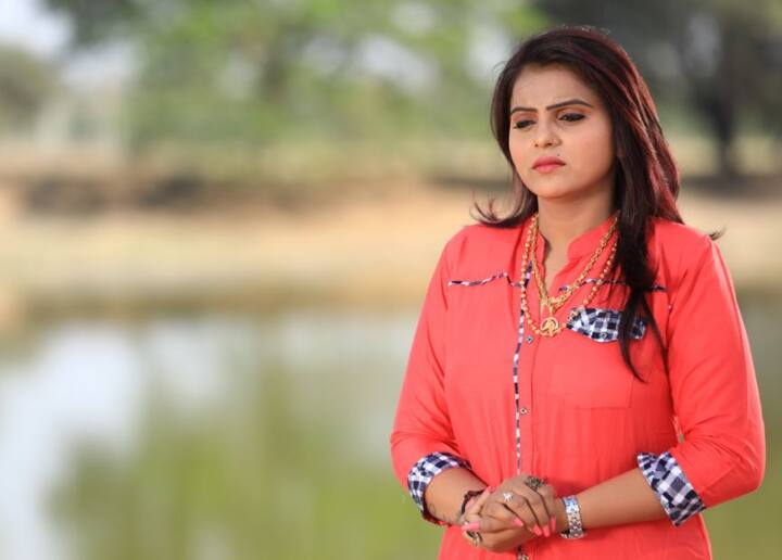 આ કાર્યક્રમમાં મોટી સંખ્યામાં લોકોને ભેગા કરીને કાજલે સોશિયલ ડિસ્ટન્સના ધજાગરા ઉડાવ્યા હતા. તેના કારણે પોલીસ ફરિયાદ નોંધાઈ છે. મહેસાણામાં જિલ્લામાં વિસનગરના વાલમ ગામે લગ્ન પ્રસંગે મોટી સંખ્યામાં લોકોની ભીડ જામી હતી. લોકગાયિકા કાજલ મહેરિયાની હાજરીમાં સોશિયલ ડિસ્ટંસિંગના ધજાગરા ઉડ્યા હતા.